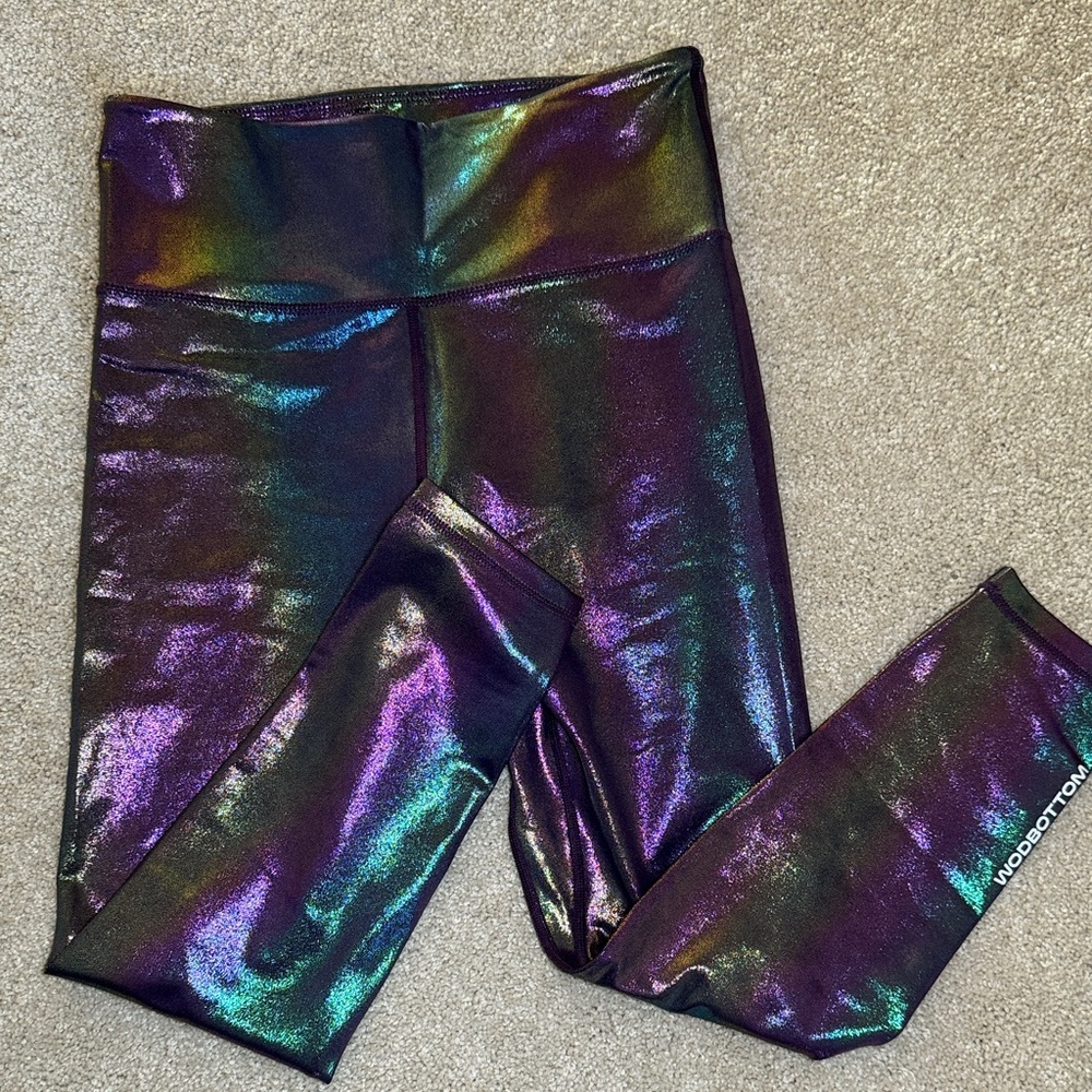 WodBottom L shiny hiney purple leggings
